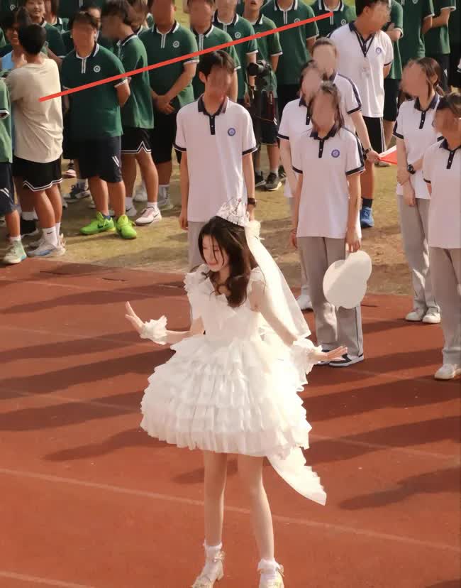 Nữ sinh bất ngờ nổi tiếng khi diện váy công chúa trong hội thao của trường: Nhan sắc quá xinh sáng bừng cả góc sân! - Ảnh 2.