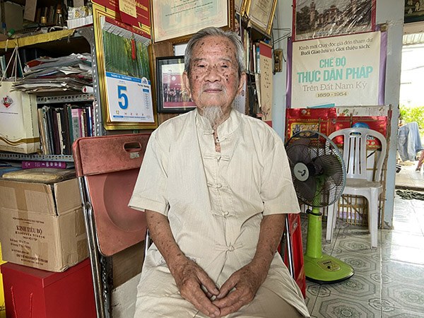 Cụ ông Sài Gòn 102 tuổi ngày ngày leo cầu thang 20 vòng, làm việc 10 tiếng không mệt - Ảnh 4.