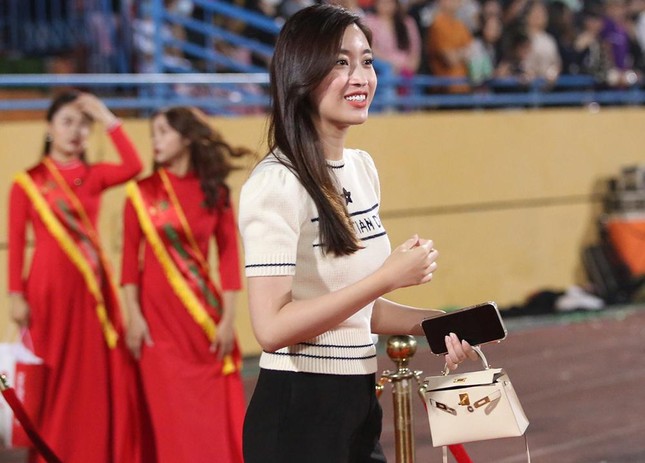 Đỗ Mỹ Linh mặc giản dị sau khi cưới chủ tịch CLB Hà Nội - Ảnh 7.