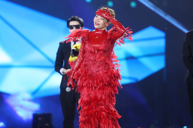 Ekip The Masked Singer tiết lộ hành động đáng yêu của diva Hà Trần khi bị rớt đầu Phượng Hoàng Lửa! - Ảnh 3.