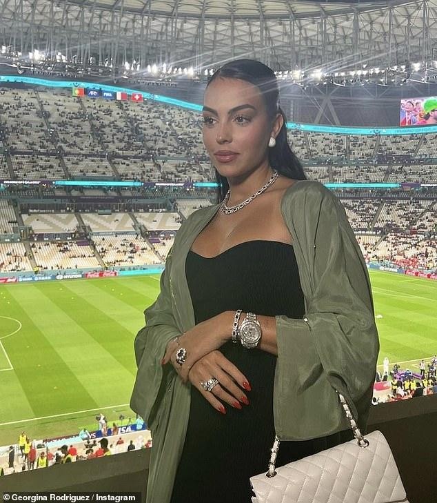 Bạn gái đeo trang sức 2,2 triệu USD tới sân cổ vũ trong ngày Ronaldo ngồi dự bị - Ảnh 1.