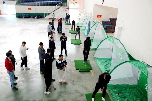 Một trường công lập đưa Golf vào dạy thể chất: Cung cấp toàn bộ thiết bị, học phí chẳng đắt đỏ như lầm tưởng - Ảnh 1.