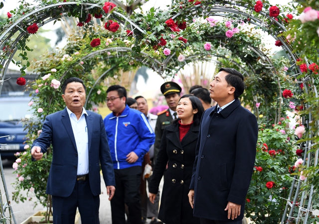 Giới trẻ Hà Nối rủ nhau đến “check in” lễ hội hoa Mê Linh 2022 - Ảnh 8.