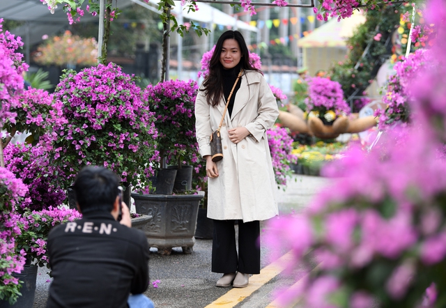 Giới trẻ Hà Nối rủ nhau đến “check in” lễ hội hoa Mê Linh 2022 - Ảnh 5.