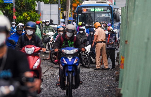 Ảnh: Cảnh sát gồng mình điều tiết giao thông trên tuyến đường có lô cốt cồng kềnh ở TP.HCM - Ảnh 3.