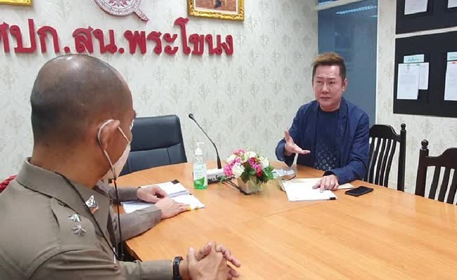 Ông Nawat trình diện ở sở cảnh sát sau khi bị khởi kiện - Ảnh 2.