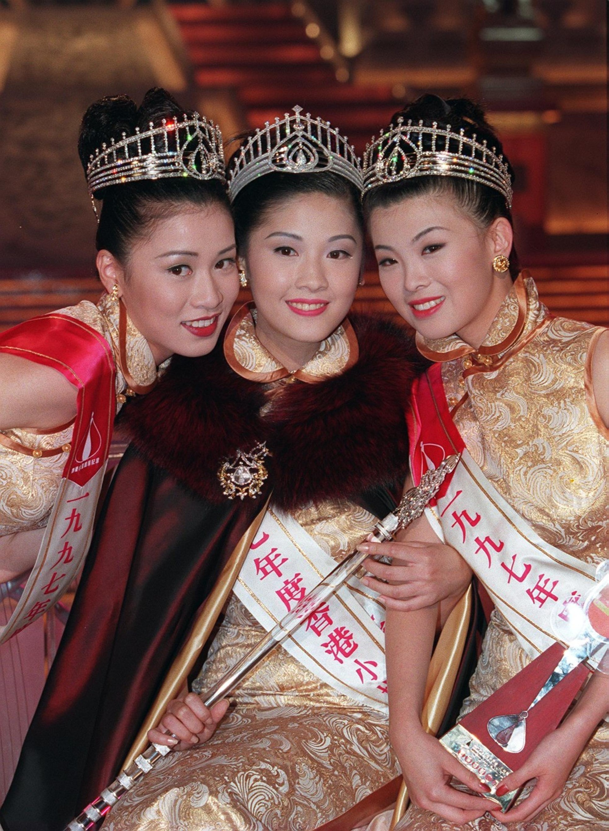 Hoa hậu Hong Kong: Người U50 vẫn độc thân, người bán vương miện trả nợ cho chồng - Ảnh 10. Hoa hậu Hong Kong: Người U50 vẫn độc thân, người bán vương miện trả nợ cho chồng - Ảnh 10.