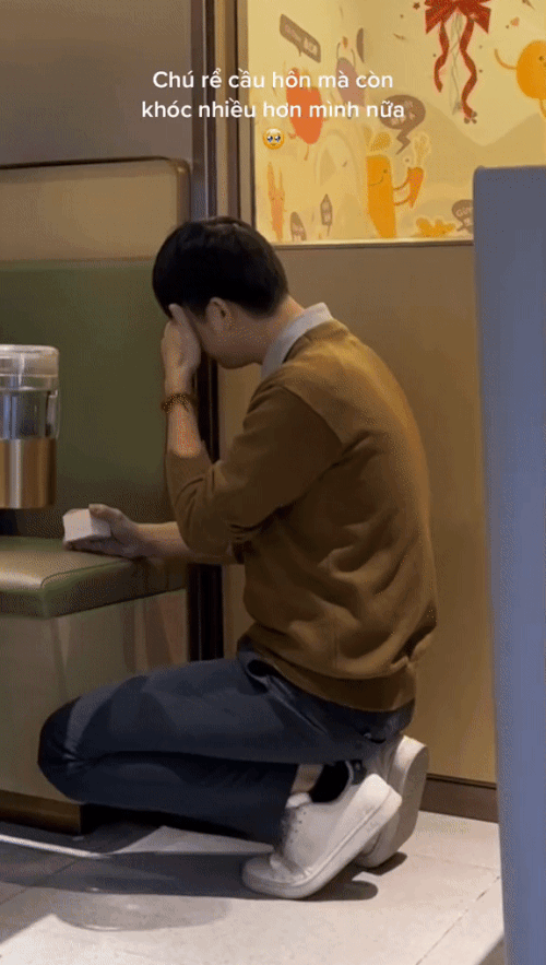 Ch&agrave;ng trai kh&oacute;c như mưa khi cầu h&ocirc;n, nghe t&acirc;m sự c&ograve;n x&uacute;c động hơn - Ảnh 1.