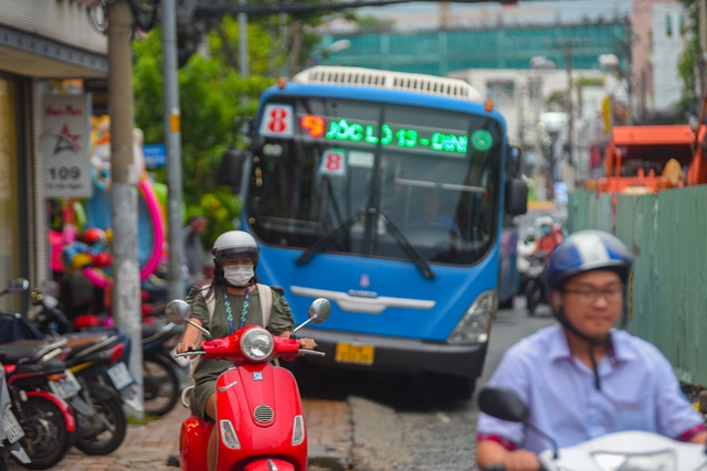 Ảnh: Cảnh sát gồng mình điều tiết giao thông trên tuyến đường có lô cốt cồng kềnh ở TP.HCM - Ảnh 8.