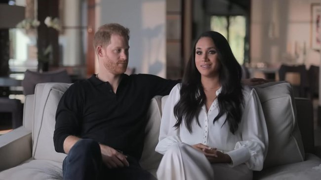 Harry và Meghan kể lể những gì trong phim tài liệu vừa lên sóng mà khiến bạn thân quay lưng, Hoàng gia Anh “sẵn sàng đáp trả”? - Ảnh 3.