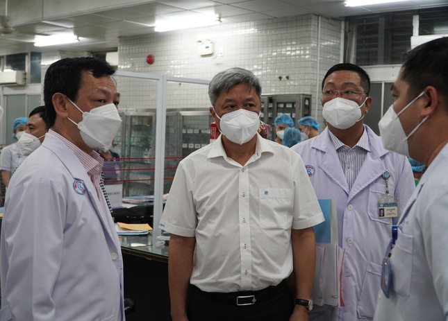 Những gi&acirc;y ph&uacute;t thi&ecirc;ng li&ecirc;ng đầu năm mới ở tuyến đầu chống dịch COVID-19 - Ảnh 1.