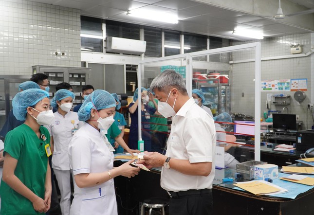Những gi&acirc;y ph&uacute;t thi&ecirc;ng li&ecirc;ng đầu năm mới ở tuyến đầu chống dịch COVID-19 - Ảnh 2.