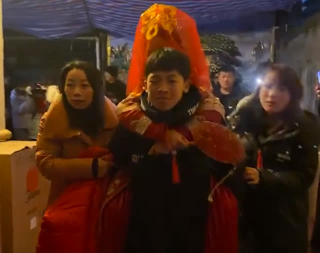 Ch&agrave;ng trai c&otilde;ng chị g&aacute;i đi lấy chồng, đang đi nửa đường bất ngờ nghe 2 chữ rồi bật kh&oacute;c vỡ &ograve;a khiến d&acirc;n mạng x&uacute;c động - Ảnh 2.