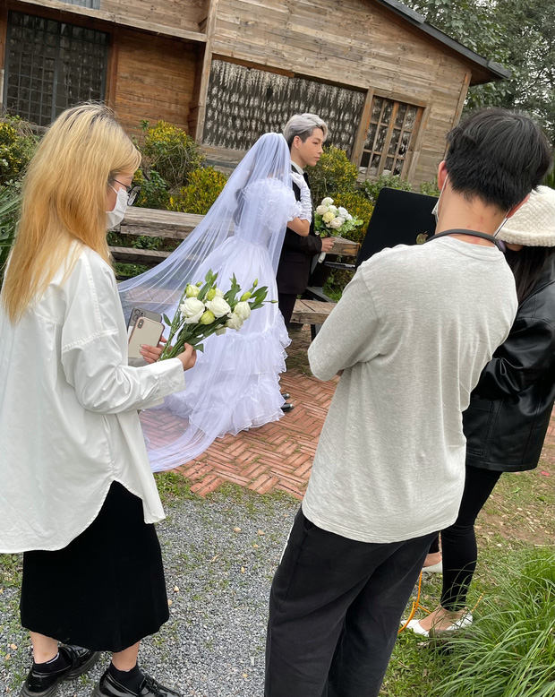 Đức Phúc bị bắt gặp đi chụp ảnh cưới ngay ngày đầu năm cùng cô gái bí ẩn, netizen khẳng định ngay 1 cái tên! - Ảnh 1.
