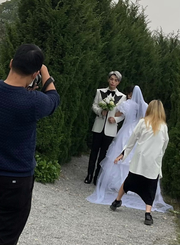Đức Phúc bị bắt gặp đi chụp ảnh cưới ngay ngày đầu năm cùng cô gái bí ẩn, netizen khẳng định ngay 1 cái tên! - Ảnh 2.
