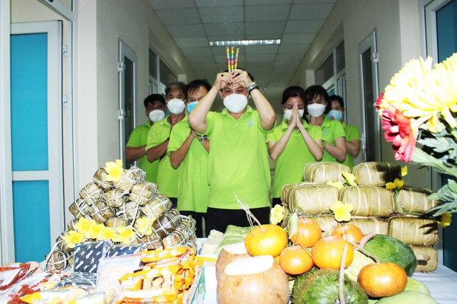 Những gi&acirc;y ph&uacute;t thi&ecirc;ng li&ecirc;ng đầu năm mới ở tuyến đầu chống dịch COVID-19 - Ảnh 3.