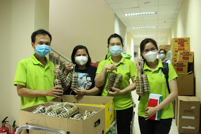 Những gi&acirc;y ph&uacute;t thi&ecirc;ng li&ecirc;ng đầu năm mới ở tuyến đầu chống dịch COVID-19 - Ảnh 4.