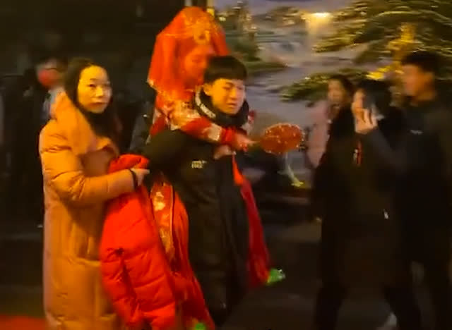 Ch&agrave;ng trai c&otilde;ng chị g&aacute;i đi lấy chồng, đang đi nửa đường bất ngờ nghe 2 chữ rồi bật kh&oacute;c vỡ &ograve;a khiến d&acirc;n mạng x&uacute;c động - Ảnh 4.