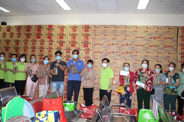 Những gi&acirc;y ph&uacute;t thi&ecirc;ng li&ecirc;ng đầu năm mới ở tuyến đầu chống dịch COVID-19 - Ảnh 5.
