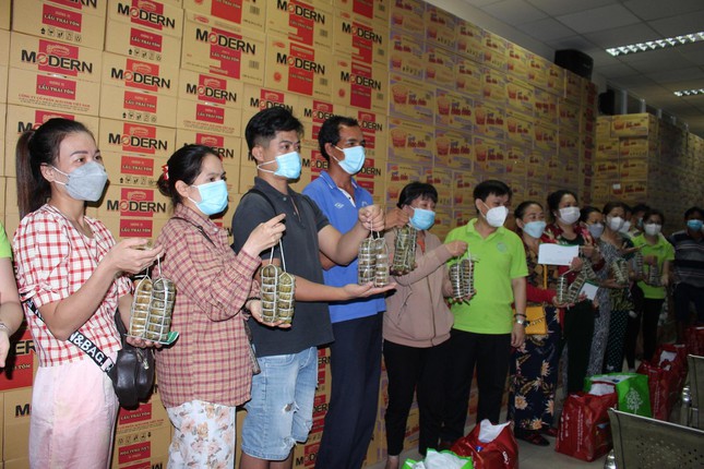 Những gi&acirc;y ph&uacute;t thi&ecirc;ng li&ecirc;ng đầu năm mới ở tuyến đầu chống dịch COVID-19 - Ảnh 7.
