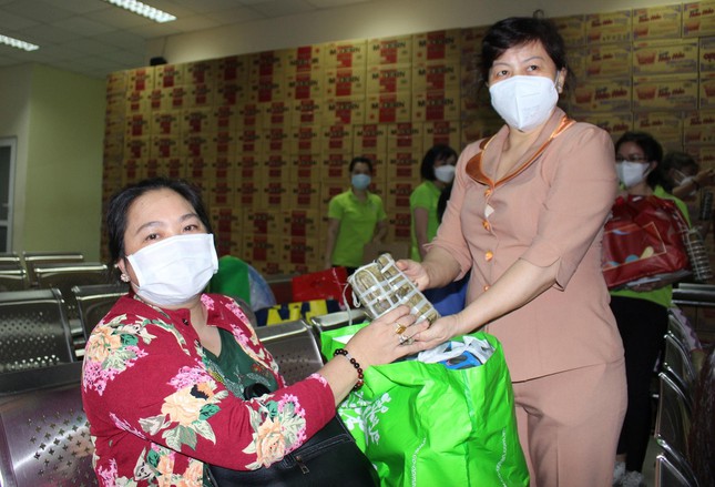 Những gi&acirc;y ph&uacute;t thi&ecirc;ng li&ecirc;ng đầu năm mới ở tuyến đầu chống dịch COVID-19 - Ảnh 8.