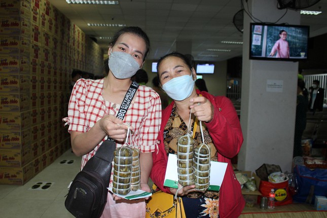Những gi&acirc;y ph&uacute;t thi&ecirc;ng li&ecirc;ng đầu năm mới ở tuyến đầu chống dịch COVID-19 - Ảnh 9.