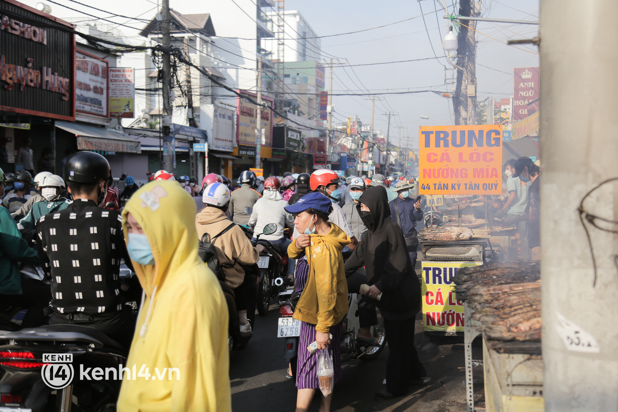 Kẹt xe nghiêm trọng trên phố cá lóc nướng ngày vía Thần Tài ở TP.HCM - Ảnh 3.