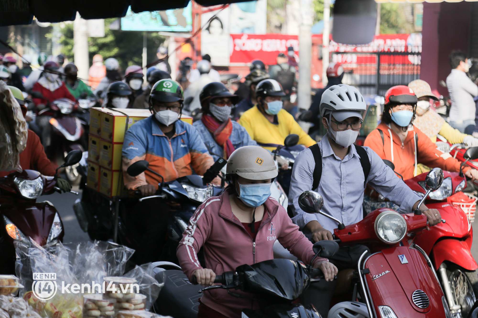 Kẹt xe nghiêm trọng trên phố cá lóc nướng ngày vía Thần Tài ở TP.HCM - Ảnh 5.