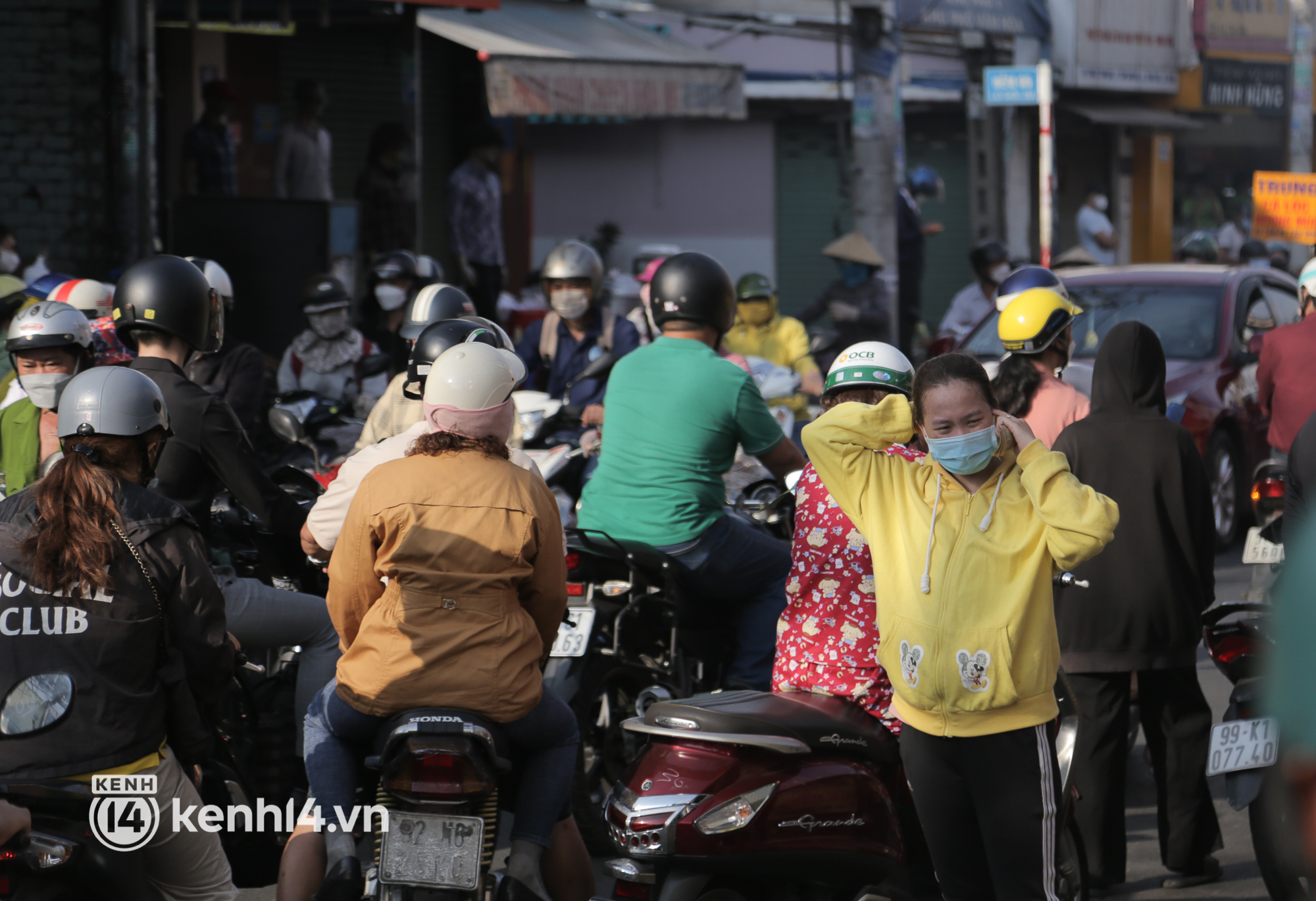 Kẹt xe nghiêm trọng trên phố cá lóc nướng ngày vía Thần Tài ở TP.HCM - Ảnh 6.