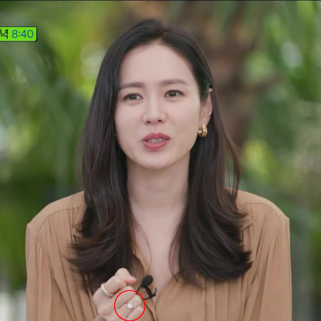 Son Ye Jin lộ lu&ocirc;n nhẫn đ&iacute;nh h&ocirc;n với Hyun Bin ngay tr&ecirc;n s&oacute;ng truyền h&igrave;nh? - Ảnh 2.