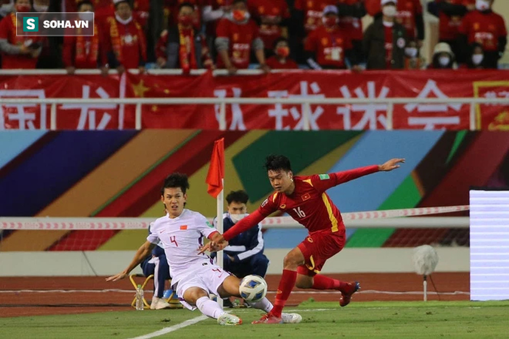 Người hùng Trung Quốc bị nội soi: Mắc lỗi kỳ lạ ở cả 3 bàn thua trước đội tuyển Việt Nam - Ảnh 1.