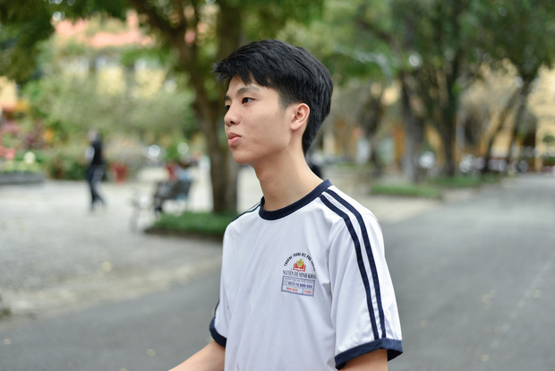 2 lần học sinh Việt Nam thay áo mới SGK lớp 12: Đẹp như tạp chí, bị chê không thực tiễn nhưng cách phản ứng nhận nhiều lời khen! - Ảnh 4.