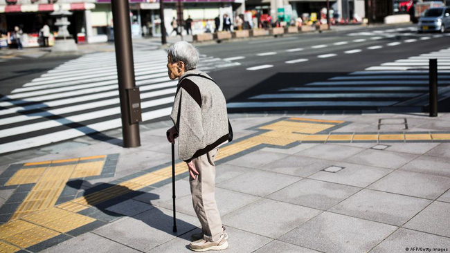 Nỗi khổ của người già Nhật Bản: Đi đến đâu cũng bị hàng nghìn con mắt theo dõi, muốn tự do nhưng vô tình gây áp lực cho xã hội - Ảnh 6.