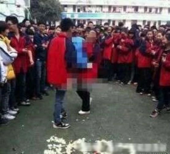 Nam sinh cấp 2 tỏ tình với bạn cùng lớp ngay sân trường, hành động cuối cùng của cả hai khiến phụ huynh xem mà nóng hết cả mặt - Ảnh 3.