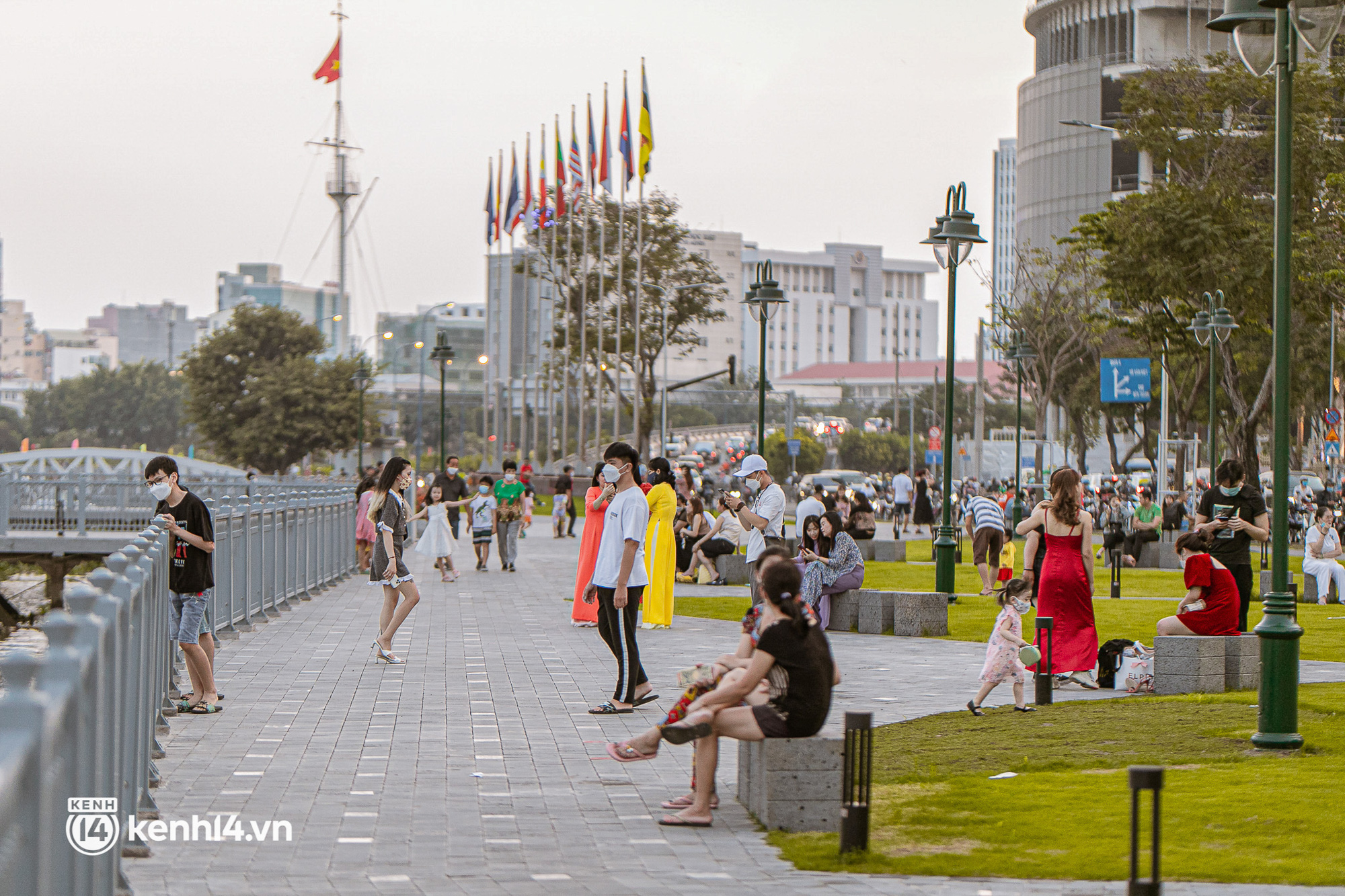 Địa điểm hot nhất TP.HCM những ngày này: Công viên ven sông với view đắt xắt ra miếng, giới trẻ háo hức kéo đến check-in đông nghẹt - Ảnh 17.