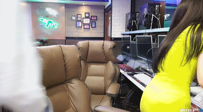 Qu&ecirc;n tắt camera khi livestream, nữ streamer xinh đẹp bị nghi lộ cảnh n&oacute;ng, cả ng&agrave;n người được nghe &acirc;m thanh lạ - Ảnh 4.