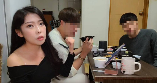 Qu&ecirc;n tắt camera khi livestream, nữ streamer xinh đẹp bị nghi lộ cảnh n&oacute;ng, cả ng&agrave;n người được nghe &acirc;m thanh lạ - Ảnh 5.