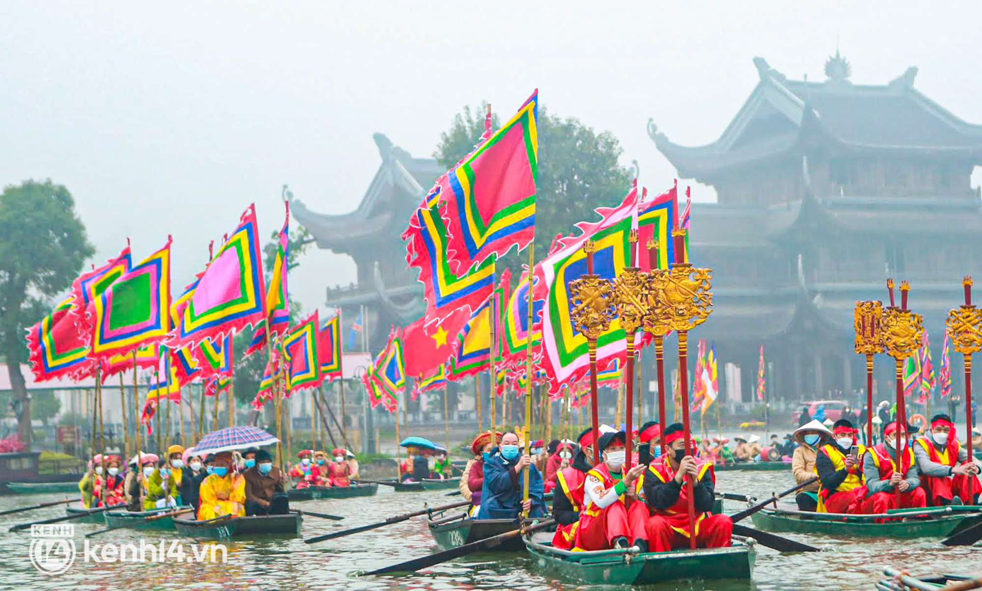 Ảnh: Hàng nghìn người đội mưa, ngồi thuyền xem lễ rước nước trên mặt hồ rộng nghìn ha tại chùa Tam Chúc - Ảnh 3.