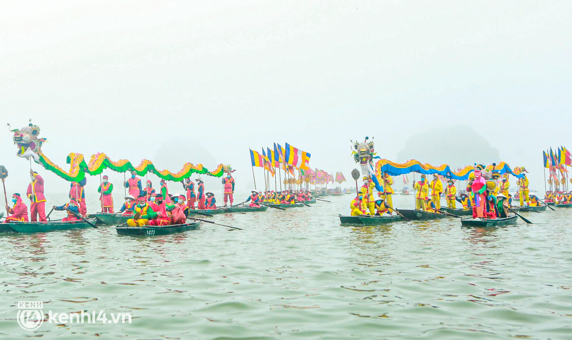 Ảnh: Hàng nghìn người đội mưa, ngồi thuyền xem lễ rước nước trên mặt hồ rộng nghìn ha tại chùa Tam Chúc - Ảnh 1.