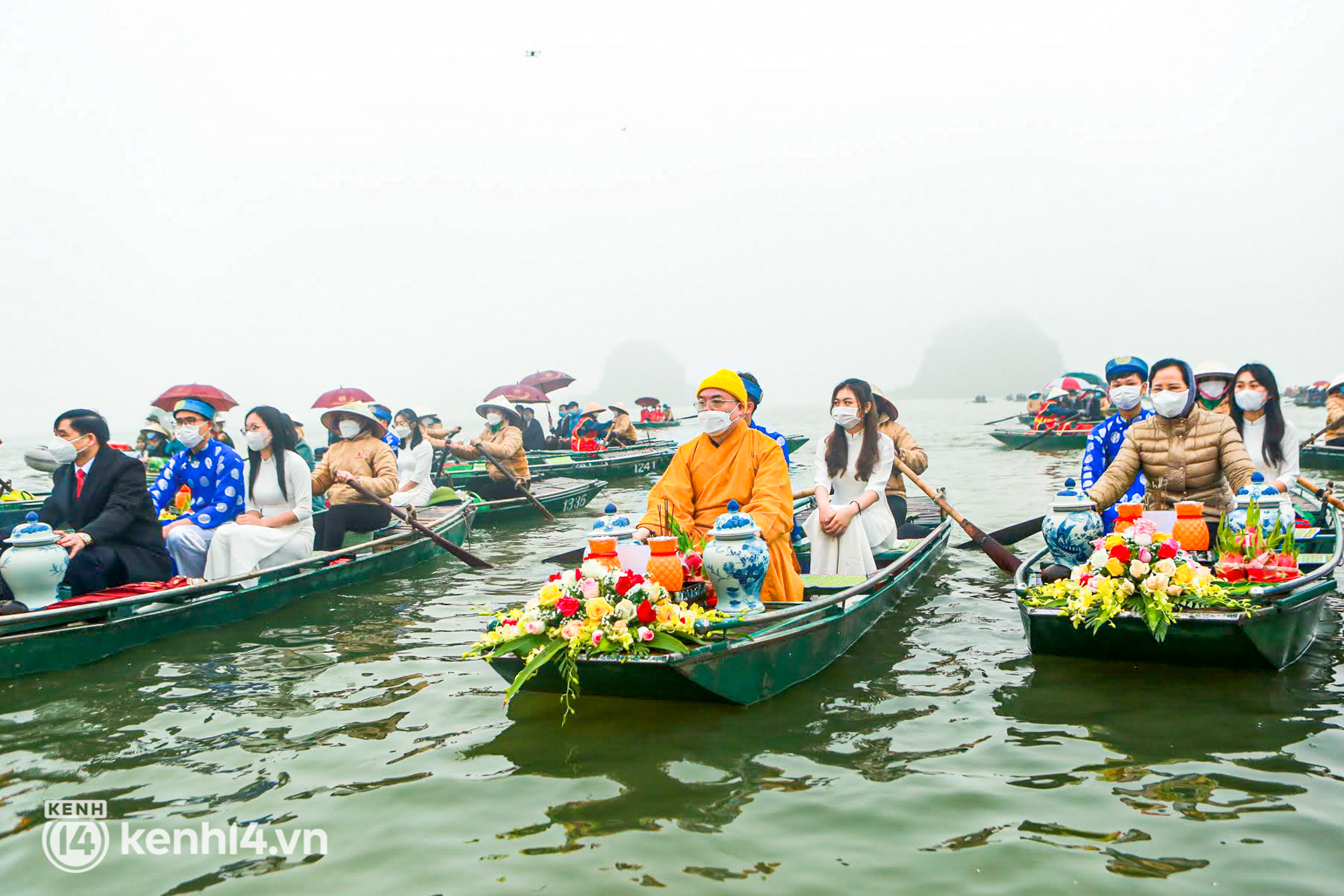Ảnh: Hàng nghìn người đội mưa, ngồi thuyền xem lễ rước nước trên mặt hồ rộng nghìn ha tại chùa Tam Chúc - Ảnh 5.