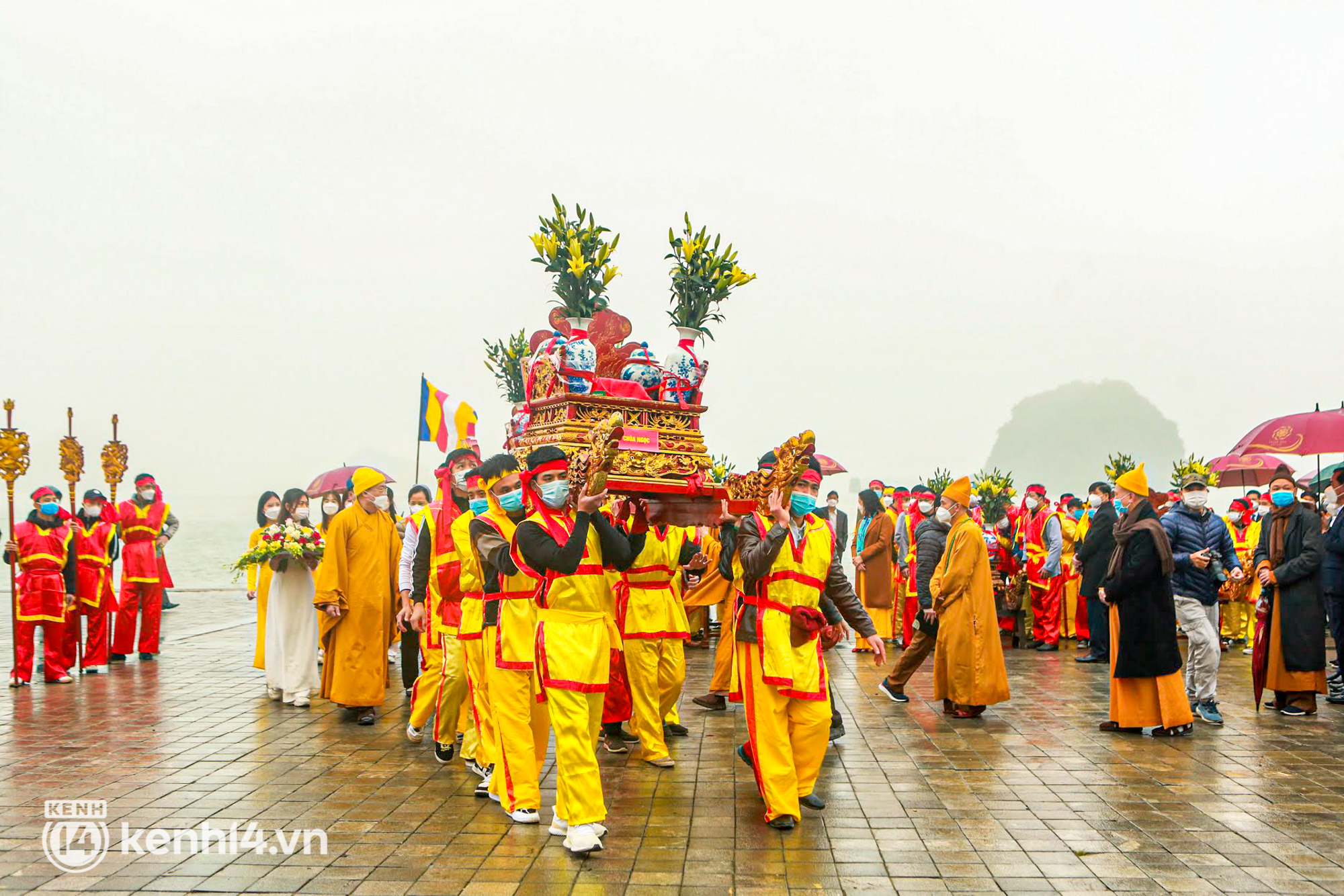 Ảnh: Hàng nghìn người đội mưa, ngồi thuyền xem lễ rước nước trên mặt hồ rộng nghìn ha tại chùa Tam Chúc - Ảnh 7.
