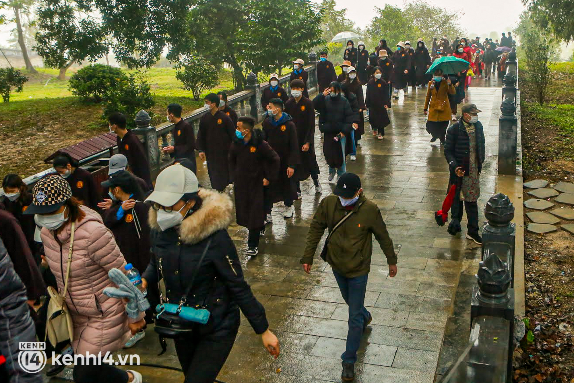 Ảnh: Hàng nghìn người đội mưa, ngồi thuyền xem lễ rước nước trên mặt hồ rộng nghìn ha tại chùa Tam Chúc - Ảnh 9.
