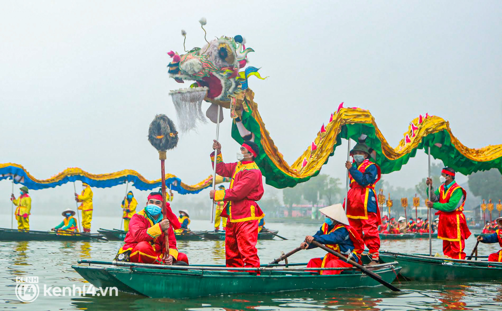 Ảnh: Hàng nghìn người đội mưa, ngồi thuyền xem lễ rước nước trên mặt hồ rộng nghìn ha tại chùa Tam Chúc - Ảnh 4.