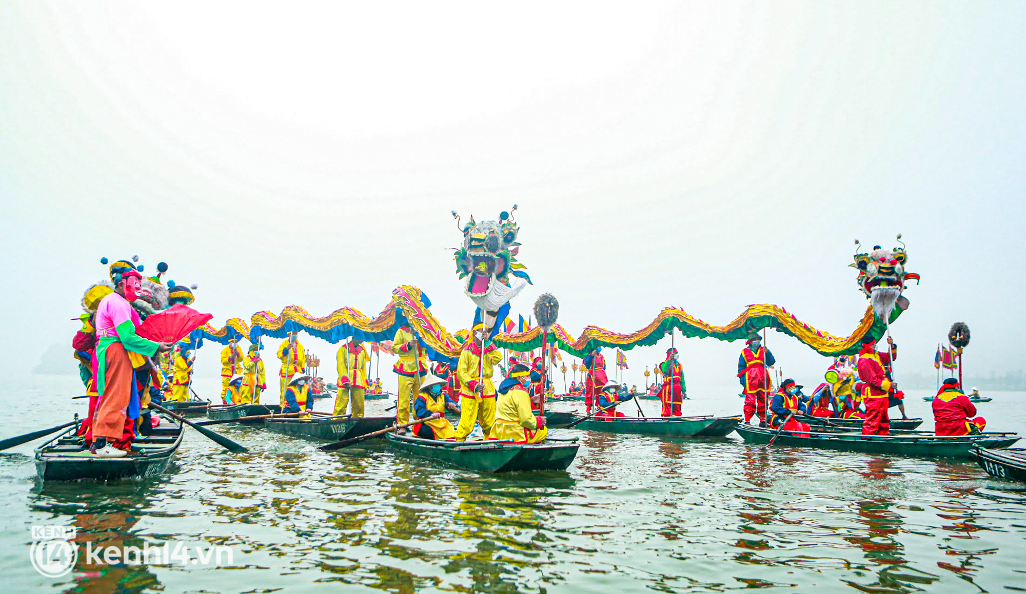 Ảnh: Hàng nghìn người đội mưa, ngồi thuyền xem lễ rước nước trên mặt hồ rộng nghìn ha tại chùa Tam Chúc - Ảnh 2.
