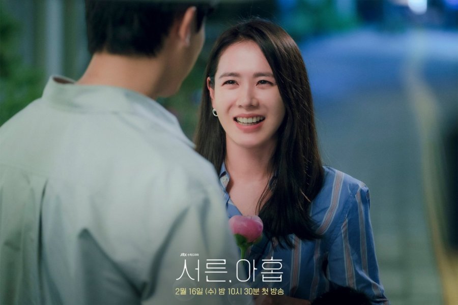 Son Ye Jin ở poster phim mới đ&uacute;ng chuẩn người sắp lấy chồng: Lạc l&otilde;ng giữa cả d&agrave;n, chắc chị giữ &yacute; đ&acirc;y m&agrave;! - Ảnh 5.