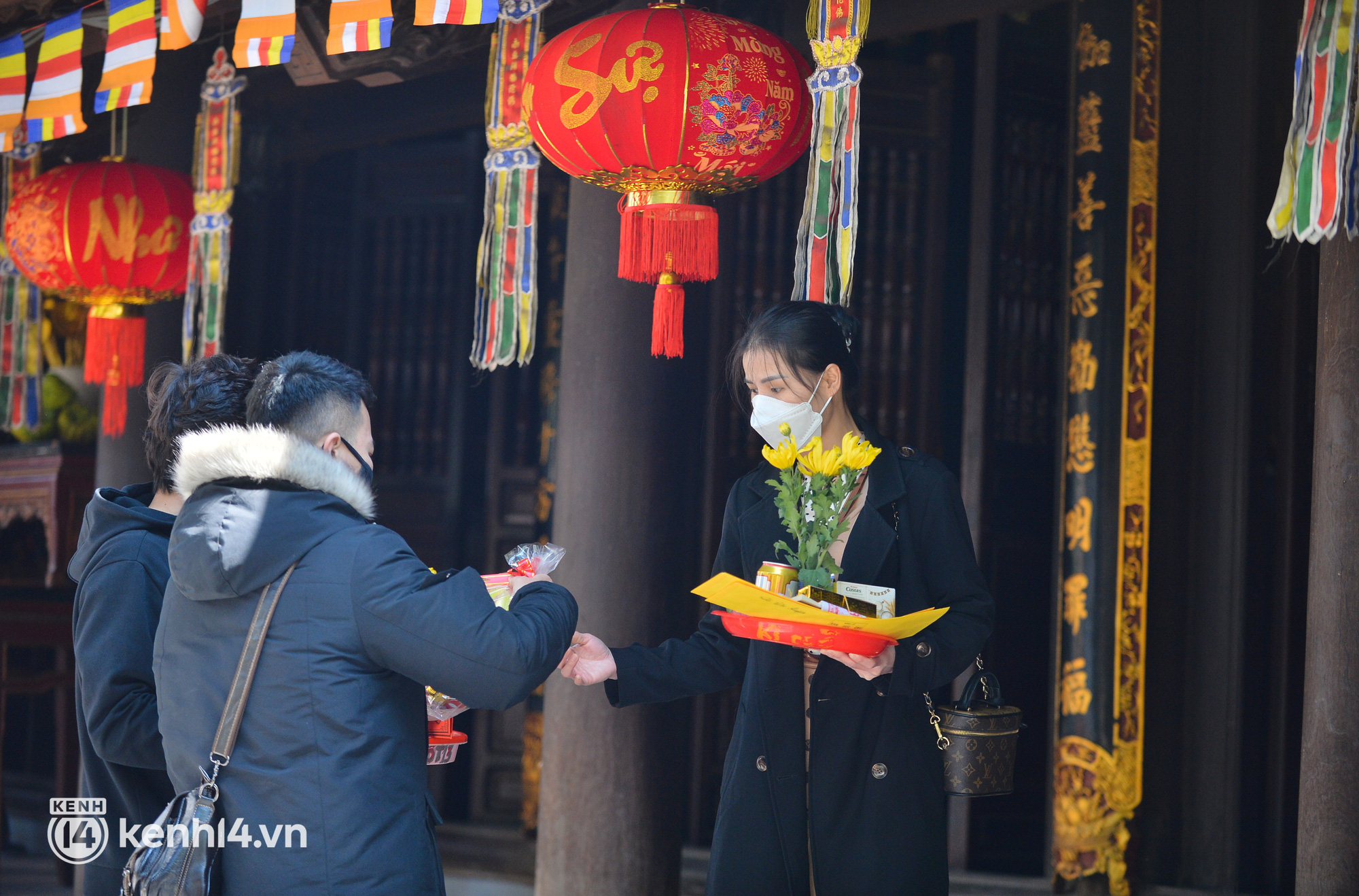 Hà Nội: Nam thanh nữ tú đổ xô đến chùa Hà xin thoát ế trong ngày lễ tình yêu Valentine - Ảnh 10.