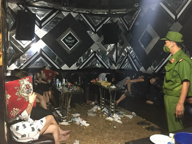 Hơn 40 thanh niên nam nữ mở tiệc “thác loạn trong quán karaoke - Ảnh 2.