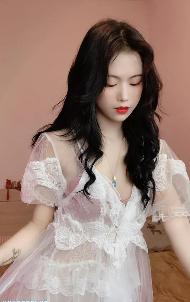 Nữ streamer xuất hiện sexy bất thường, “lộ” nhẹ nội y, “thả thính” cực ngọt trong dịp Lễ Tình Nhân - Ảnh 4.