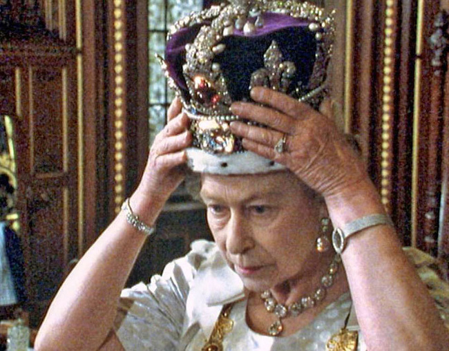 Khoảnh khắc Nữ hoàng Anh xử lý đầy khéo léo khi bị cháu gái giẫm lên chân khiến dư luận nức lòng - Ảnh 4.