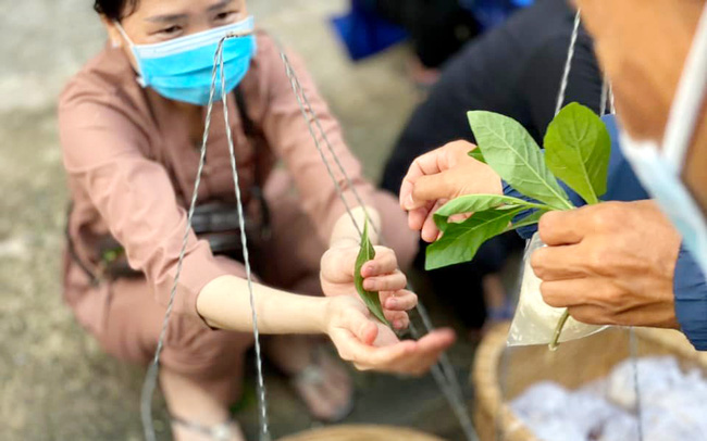 Ở Việt Nam có một khu chợ bán đồ ăn bằng... lá cây thay cho tiền, dân mạng nghe xong chỉ muốn lao đến mua ngay! - Ảnh 3.